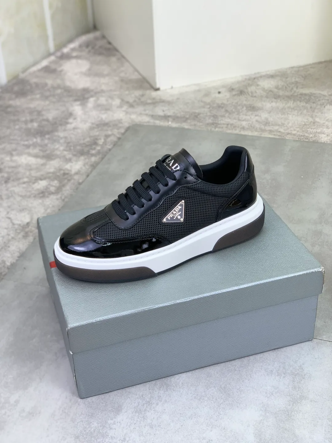 Men's Men's Shoes 💰P600 💰【New Style】 The latest model of high-quality PRADA classic men's shoes has been launched on the official website at 1:1, synchronized in Hong Kong, and on the same catwalk; all made of calfskin➕imported cowhide lining, 🍡🍡original rubber outsole, non-slip and wear-resistant; comfortable on the feet, attractive style, fine workmanship, and simple and neat shoe lasts, showing the courage and toughness of men, 👍Size: 39-44 (45 can be customized) black White color🉑️choose